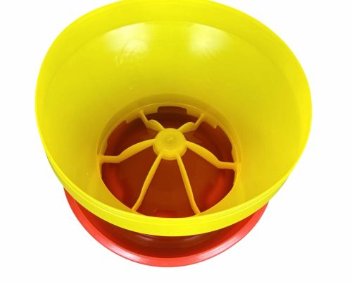 vista superior del comedero para pollitos con sistema antidesperdicio